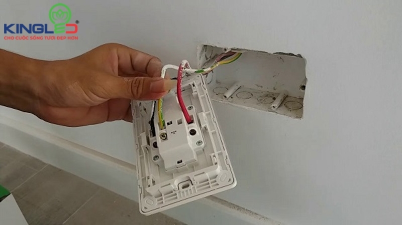 Chúng ta kiểm tra và tiến hành thay đấu nối công tắc